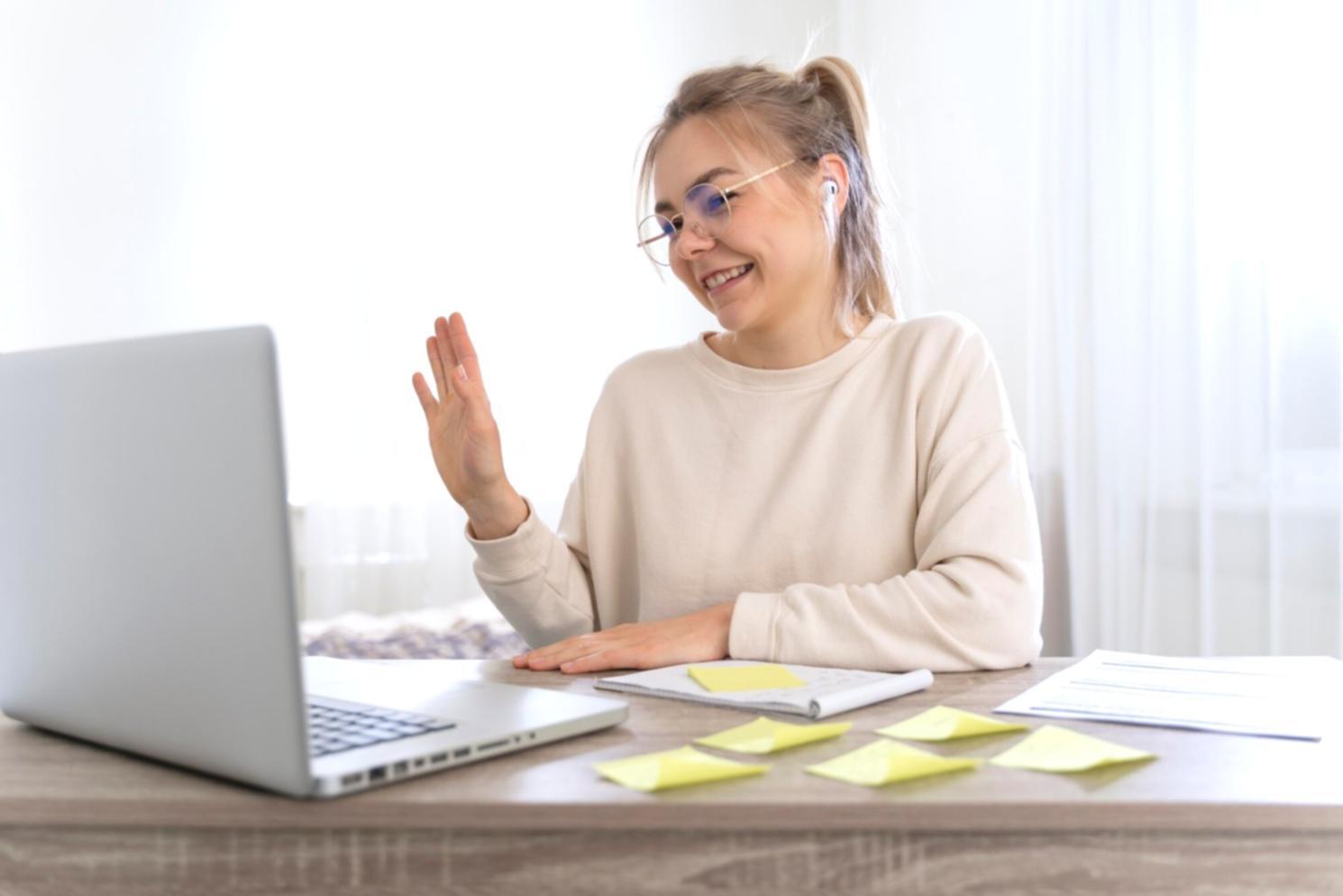 Studente che pratica meditazione in spazio tranquillo
