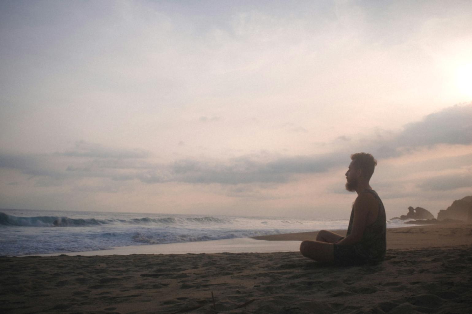 Sala meditazione mavelonixpr con luce naturale e ambiente accogliente
